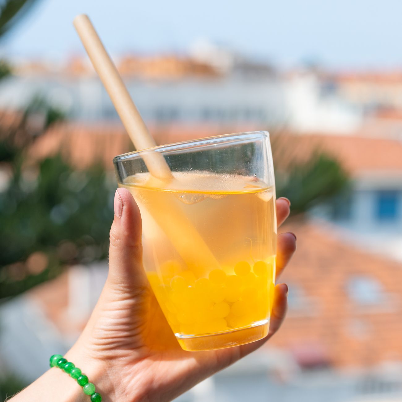 Kit de bubble tea avec perles et accessoires sur fond clair.