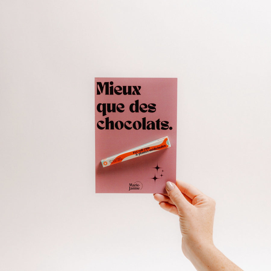 Pré-roll CBD sur fond clair, mettant en avant les fleurs bio.