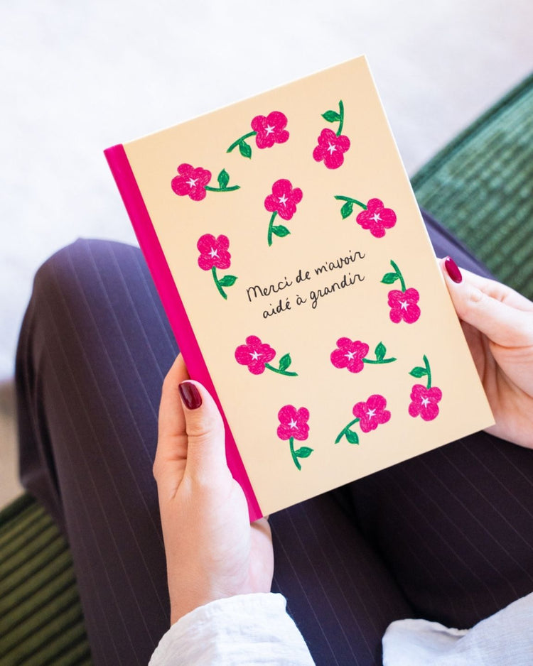 Carnet coloré avec motifs floraux et texte de remerciement