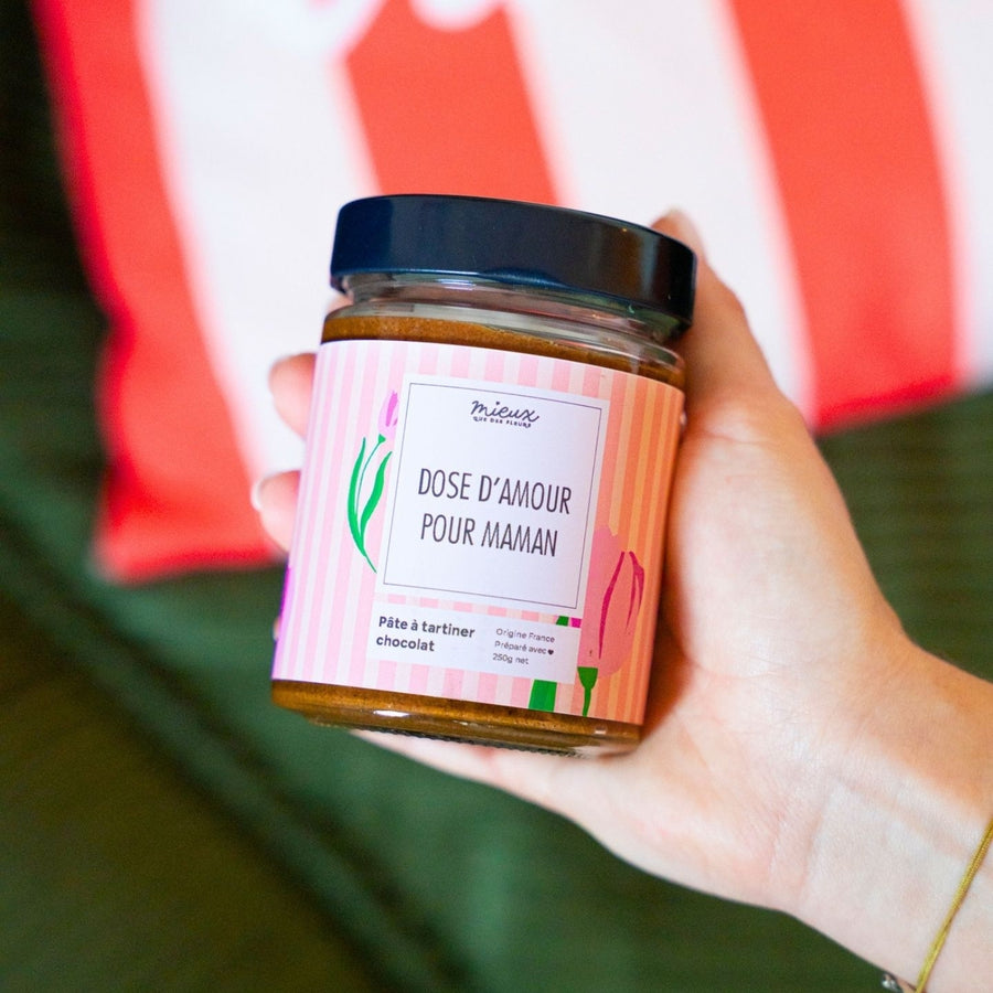 Pâte à tartiner avec étiquette 'dose d'amour pour maman