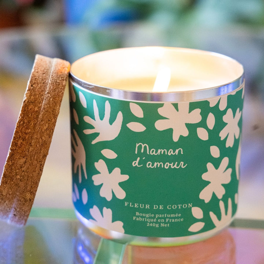 Bougie Maman d'amour avec étiquette délicate et parfum floral