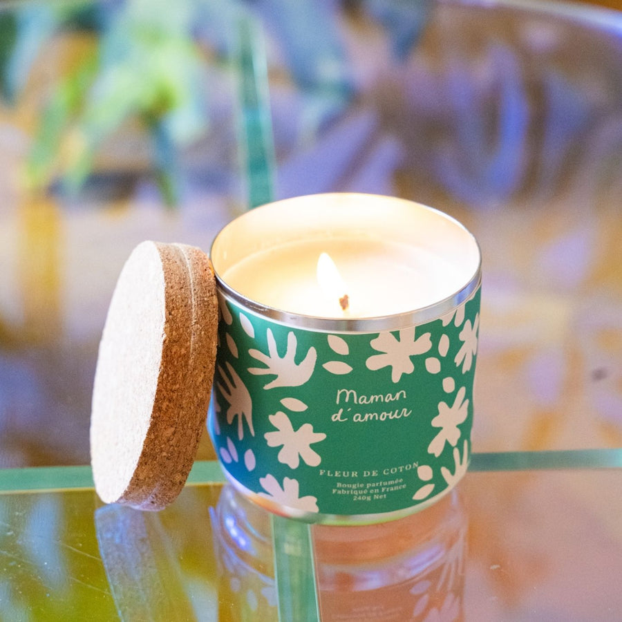 Bougie Maman d'amour avec étiquette délicate et parfum floral