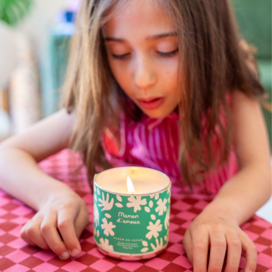 Bougie Maman d'amour avec étiquette florale et texture lisse