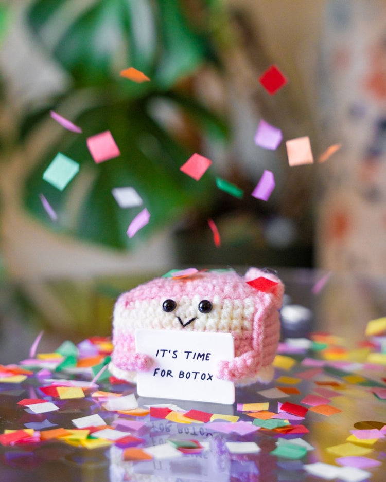 Part de gâteau avec pancarte humoristique sur fond neutre