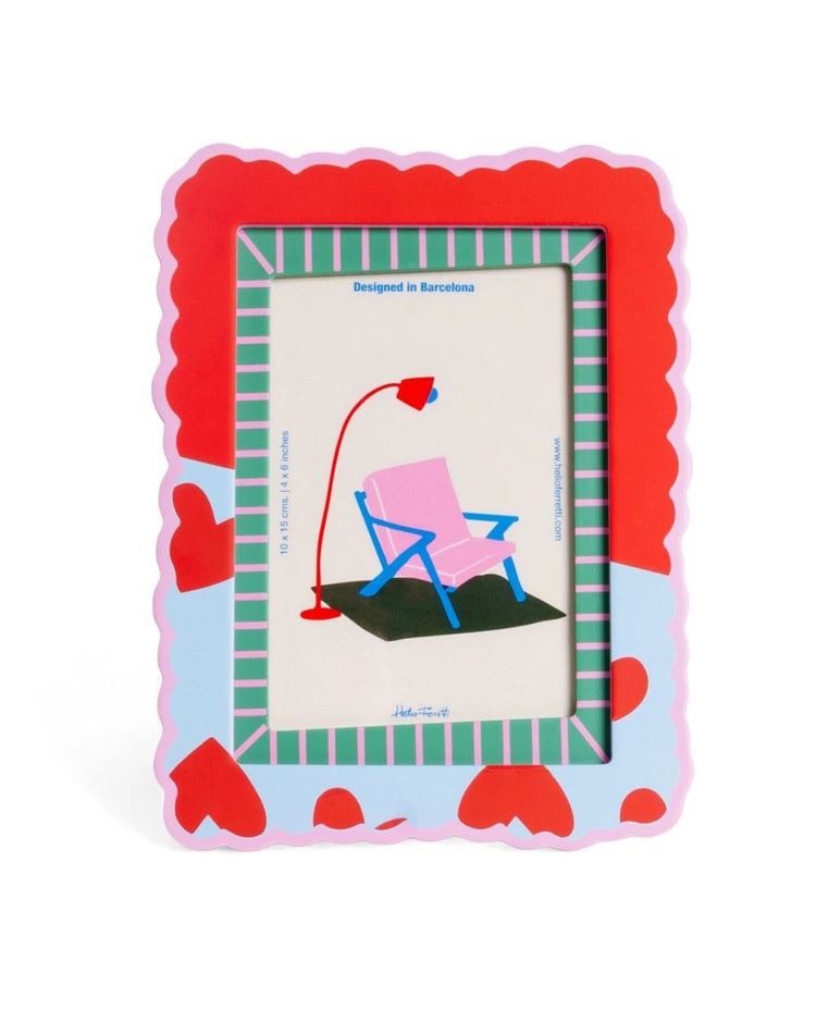 Cadre photo coloré avec bords ondulés et motifs de cœurs