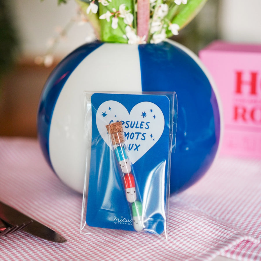 Capsules colorées pour écrire des messages doux, vue de dessus.