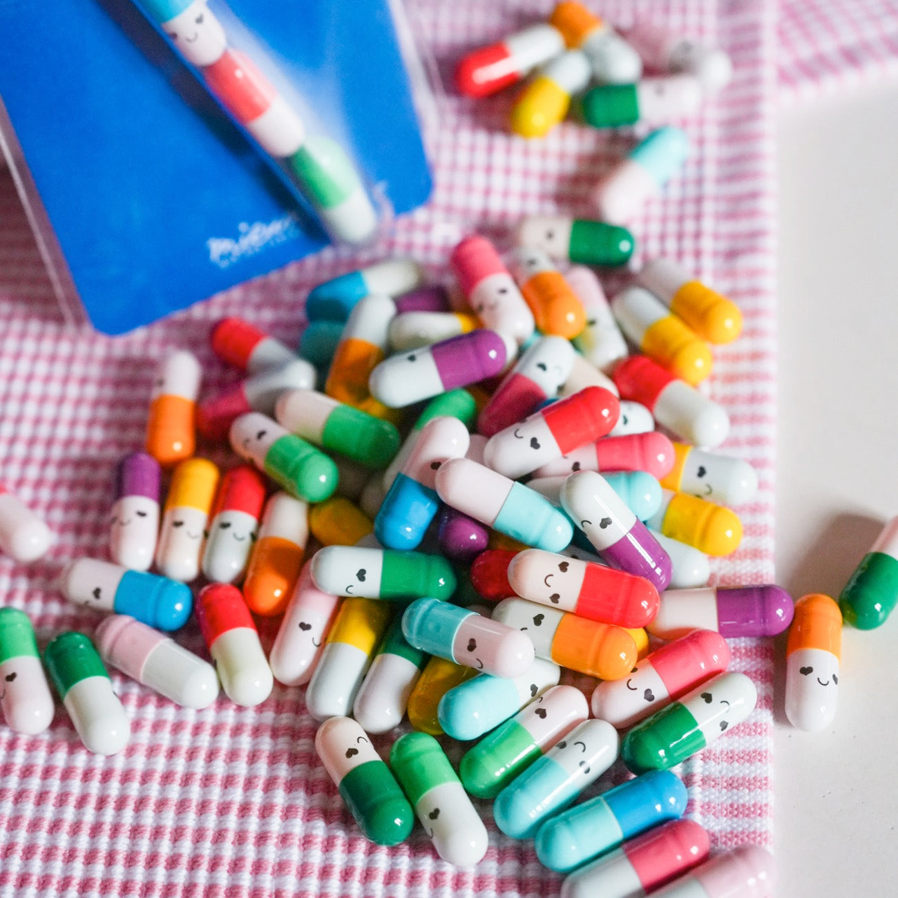 Capsules colorées pour messages doux, vue de dessus.