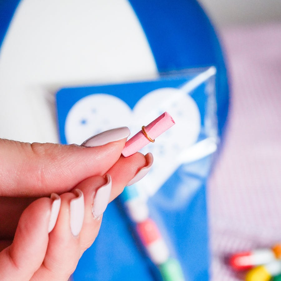 Capsules colorées pour écrire des messages doux, vue de dessus.