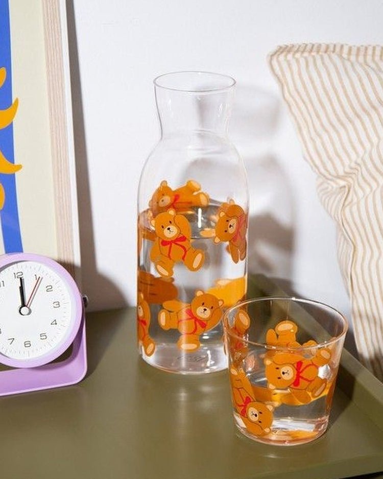 Carafe ourson en verre avec verre assorti sur fond clair
