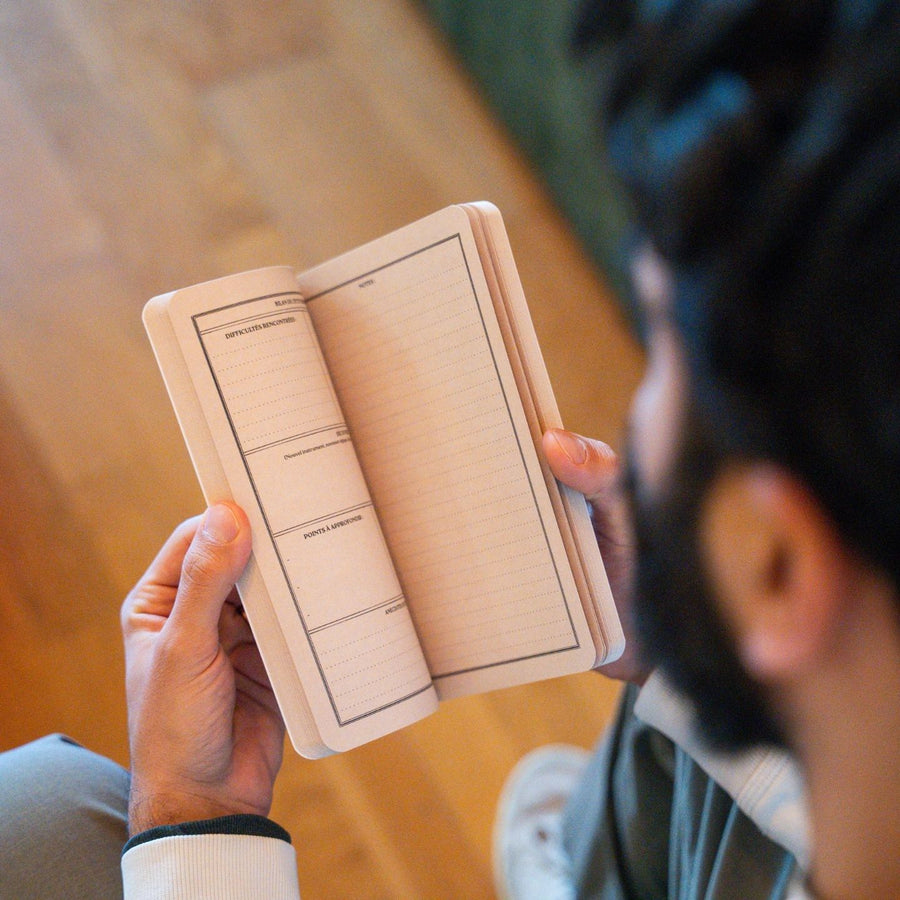 Carnet d'astronomie avec motif étoilé sur la couverture