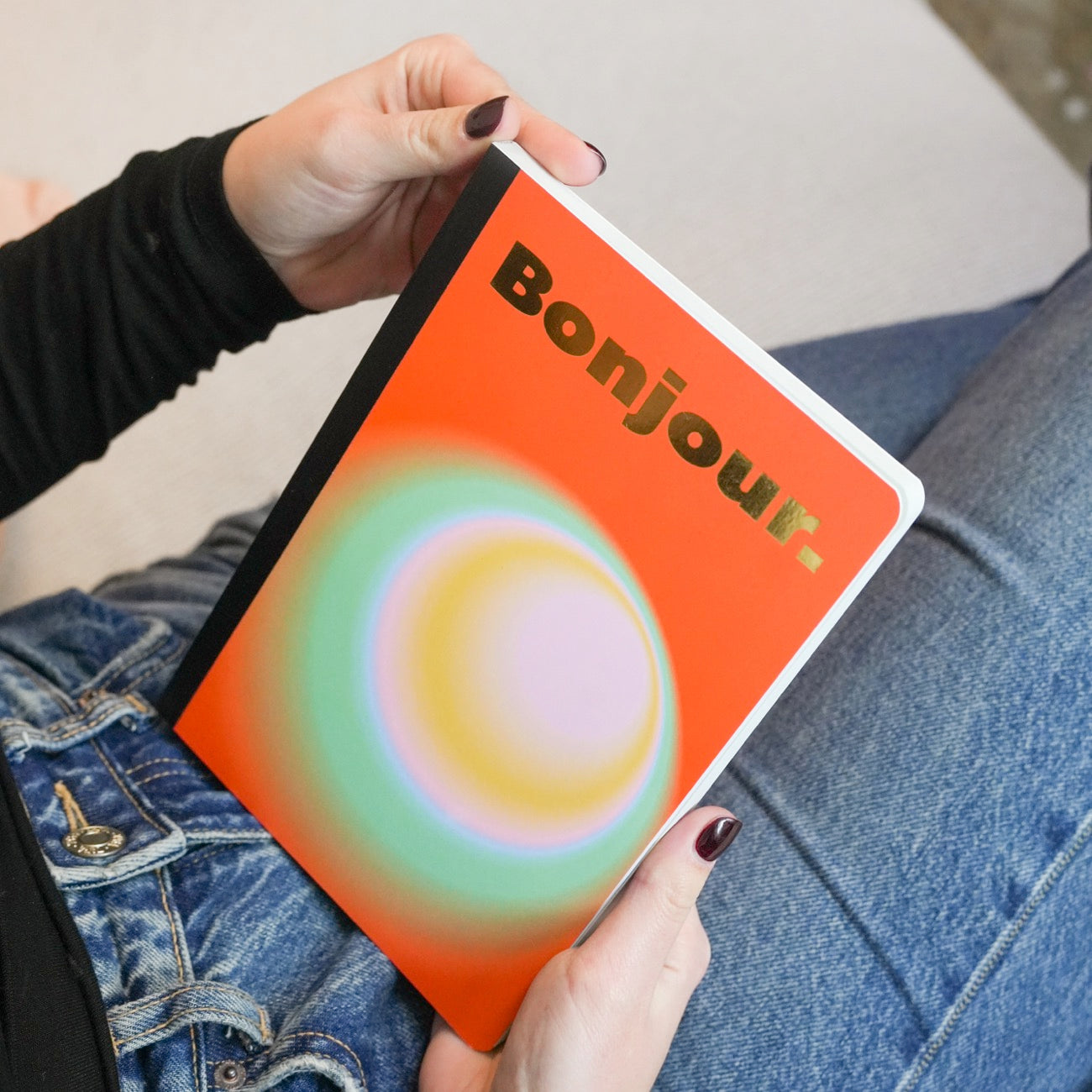 Carnet de notes avec couverture orange et motifs simples.