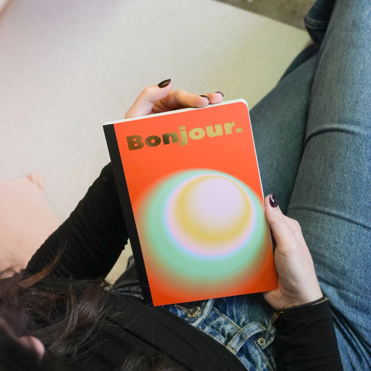 Carnet de notes avec couverture orange et motifs subtils.