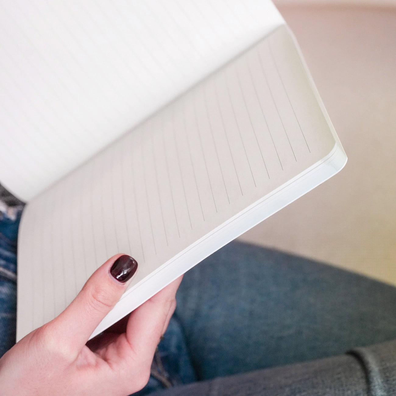 Carnet de notes avec couverture orange et motifs simples.
