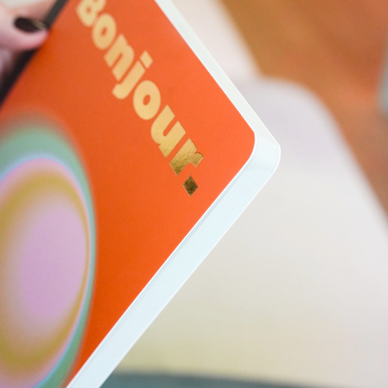 Carnet de notes avec couverture orange et motifs subtils.