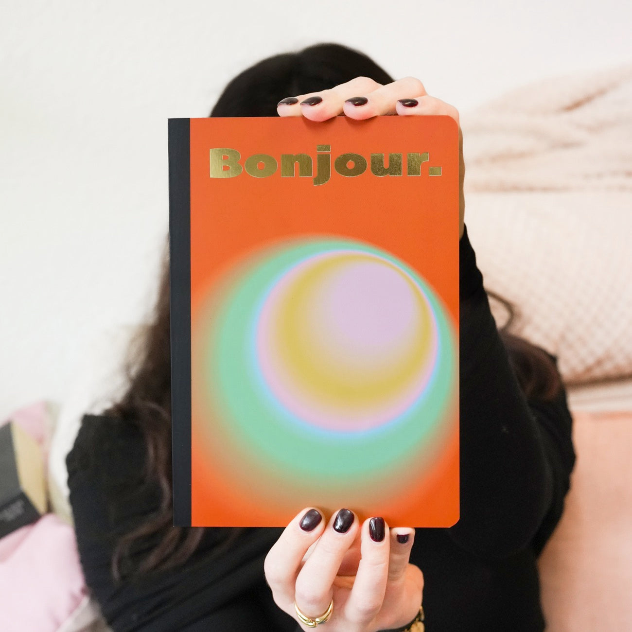 Carnet de notes avec couverture orange et motifs subtils.