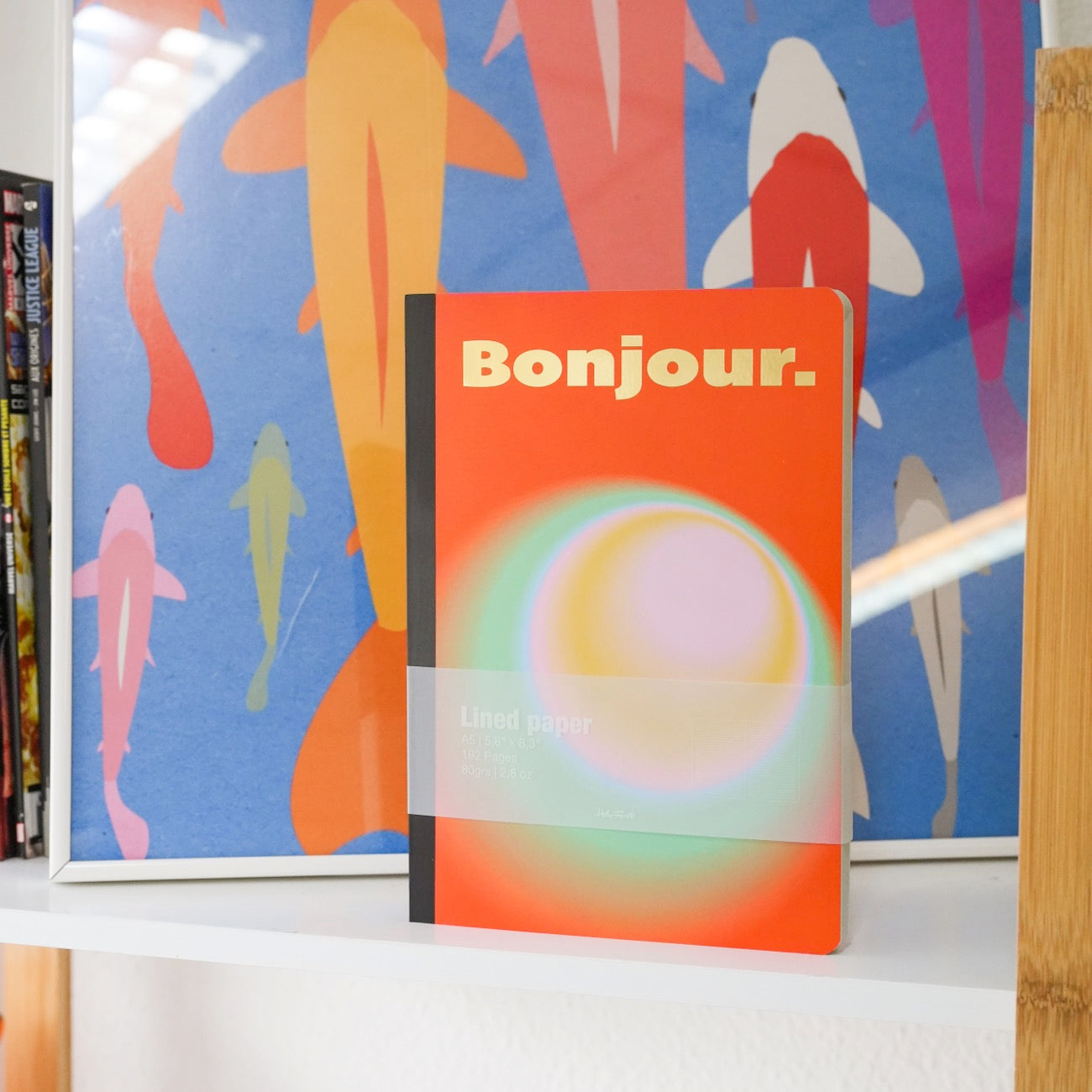 Carnet de notes avec couverture orange et motifs subtils.