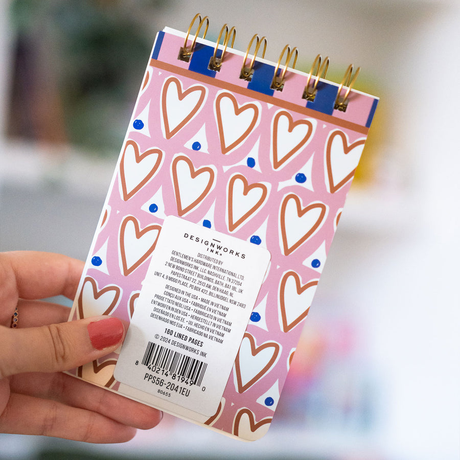 Bloc-notes avec motif de cœurs et reliure dorée