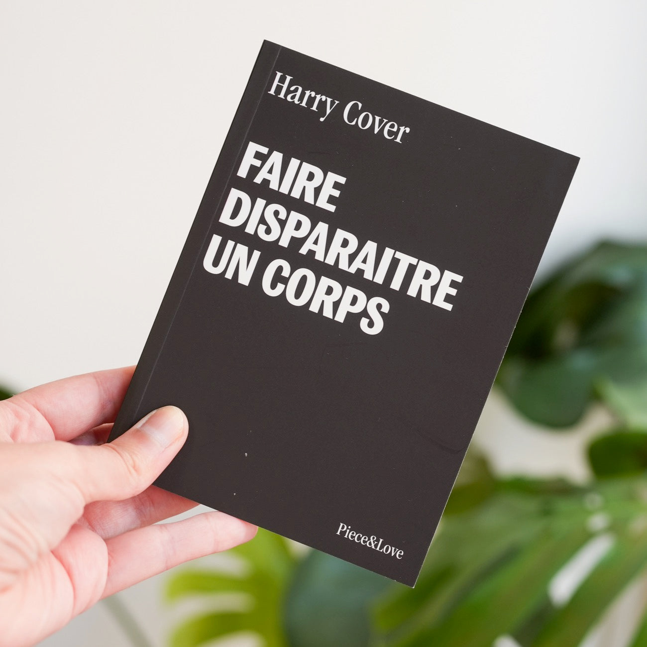 Carnet humoristique avec une couverture intrigante et graphique.