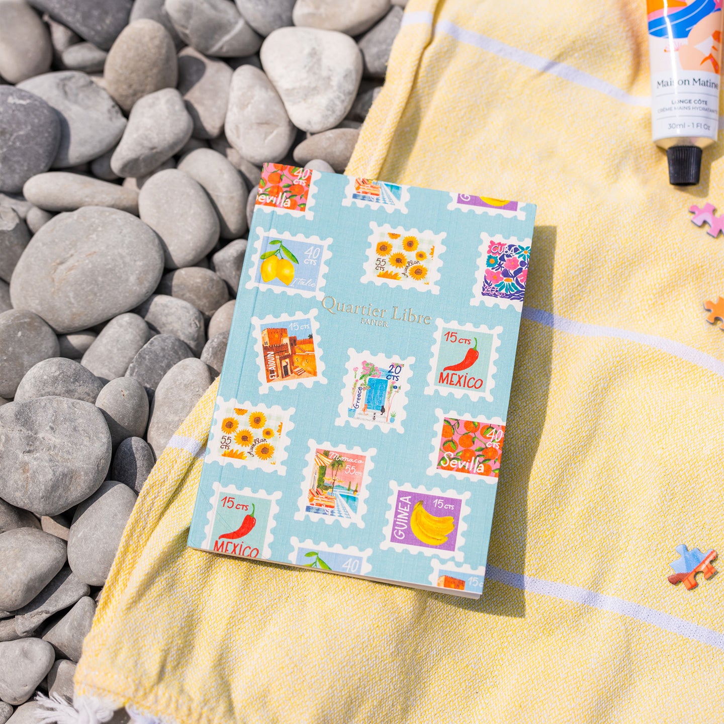 Petit carnet avec motifs de timbres colorés sur la couverture