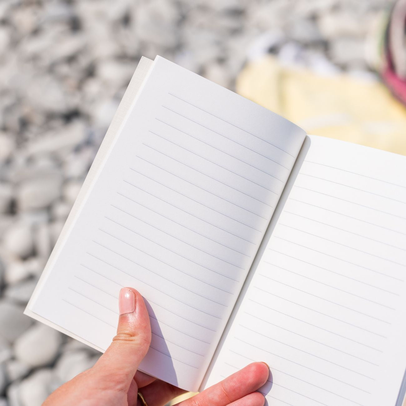 Petit carnet avec motifs de timbres colorés sur la couverture