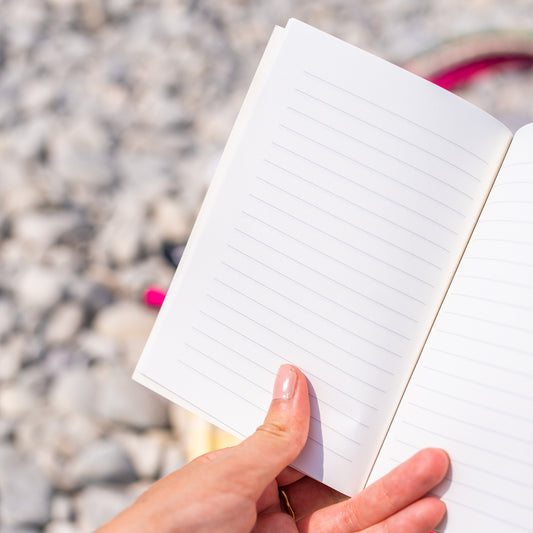 Petit carnet avec illustration de piscine et transat rose