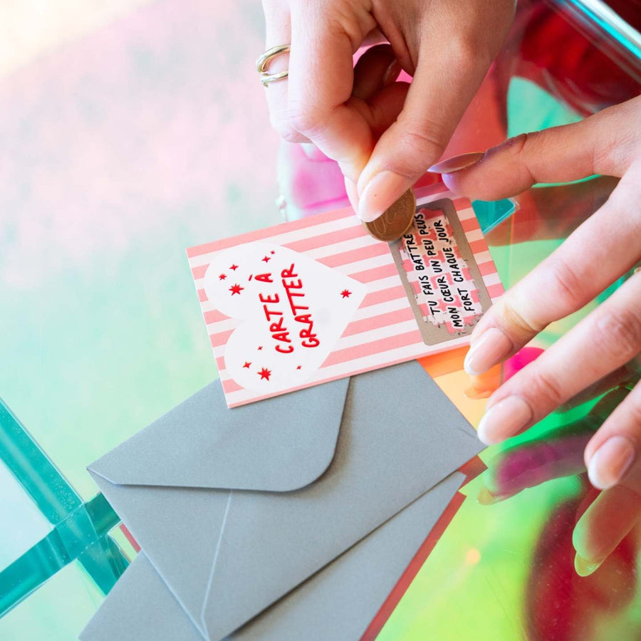 Carte à gratter Saint Valentin avec motifs de cœurs