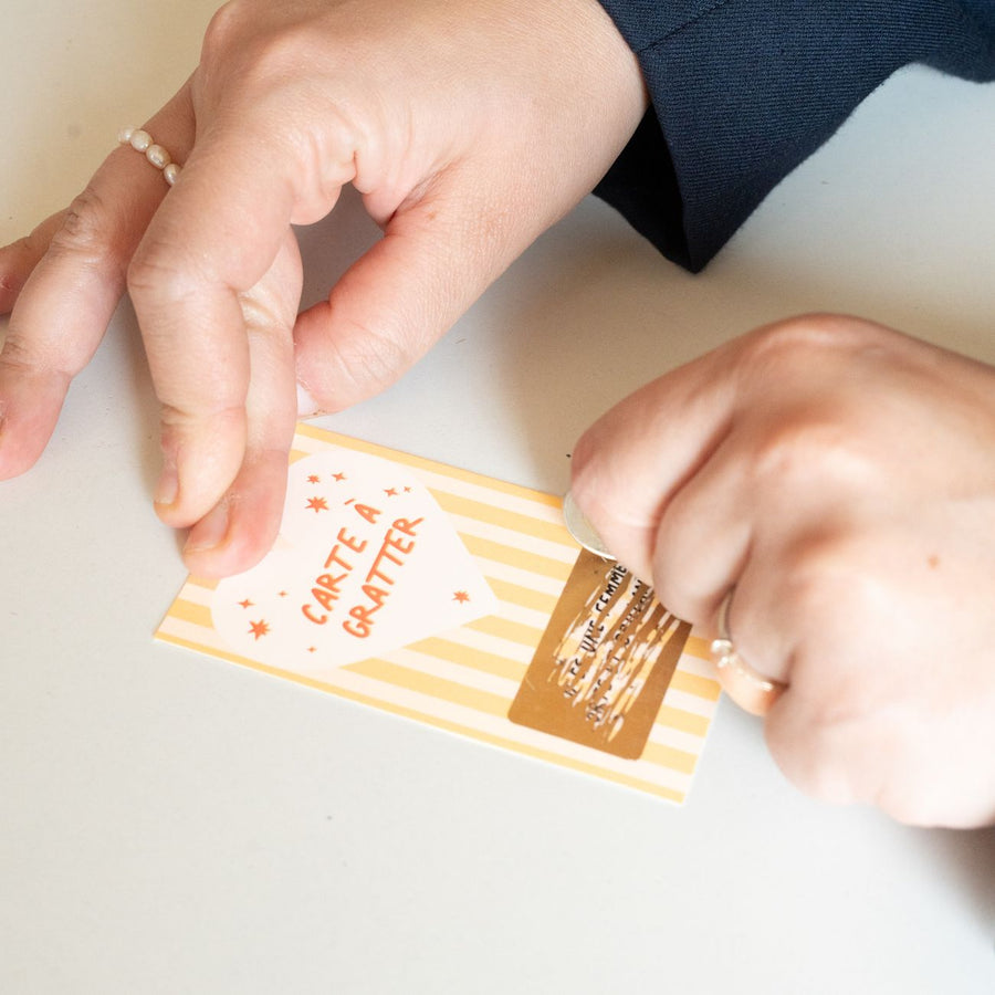 Carte à gratter avec motif doré et message inspirant