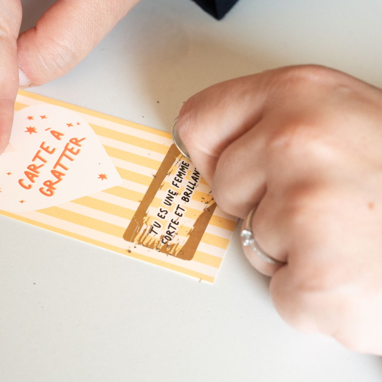 Carte à gratter avec motif doré et message inspirant