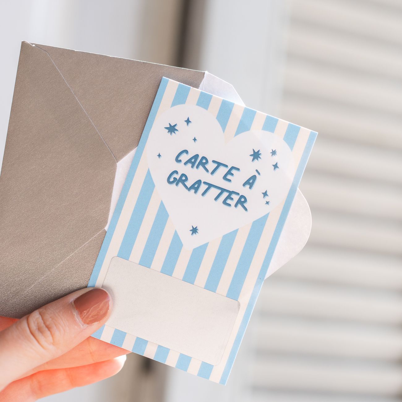 Carte à gratter avec message positif sur fond coloré