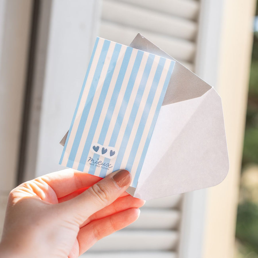 Carte à gratter avec message inspirant en gros plan