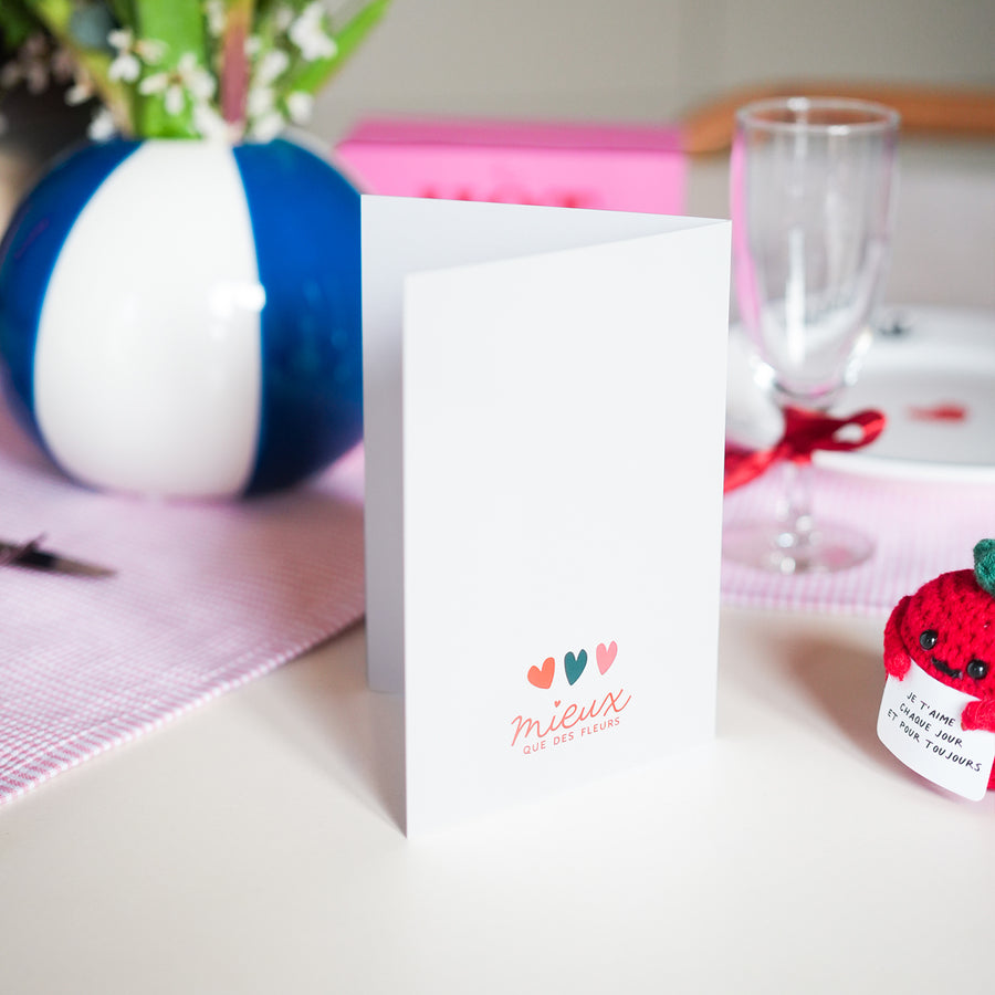 Carte romantique avec motifs floraux et texte d'amour