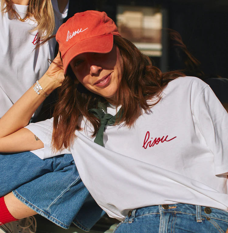 Casquette Bisou rouge avec logo brodé sur le devant.