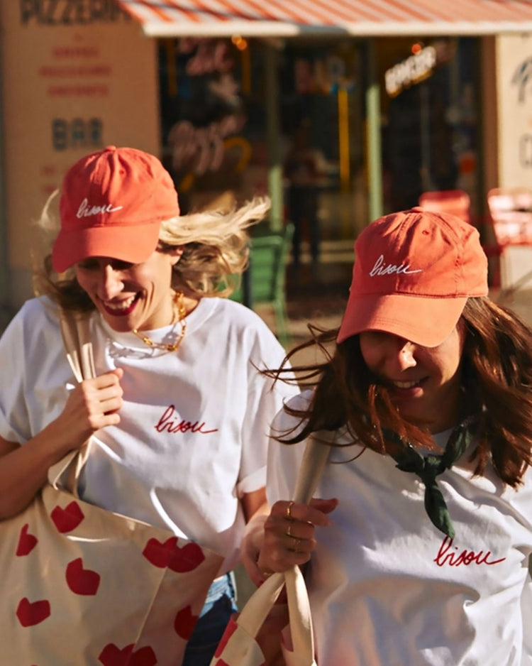 Casquette Bisou rouge avec logo brodé sur le devant.