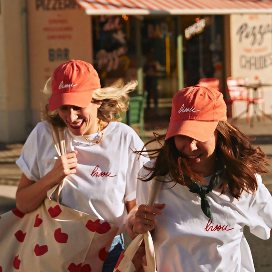 Casquette Bisou rouge avec logo brodé sur le devant.
