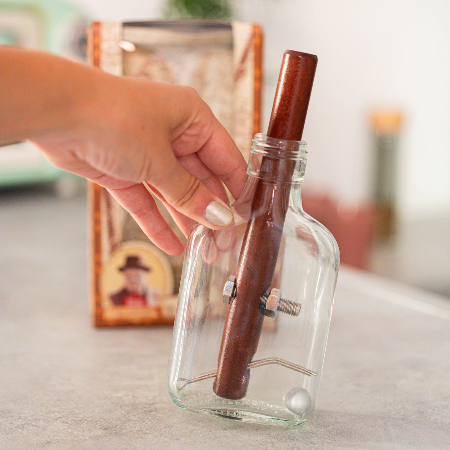 Casse-tête en forme de cigare avec bille à l'intérieur.