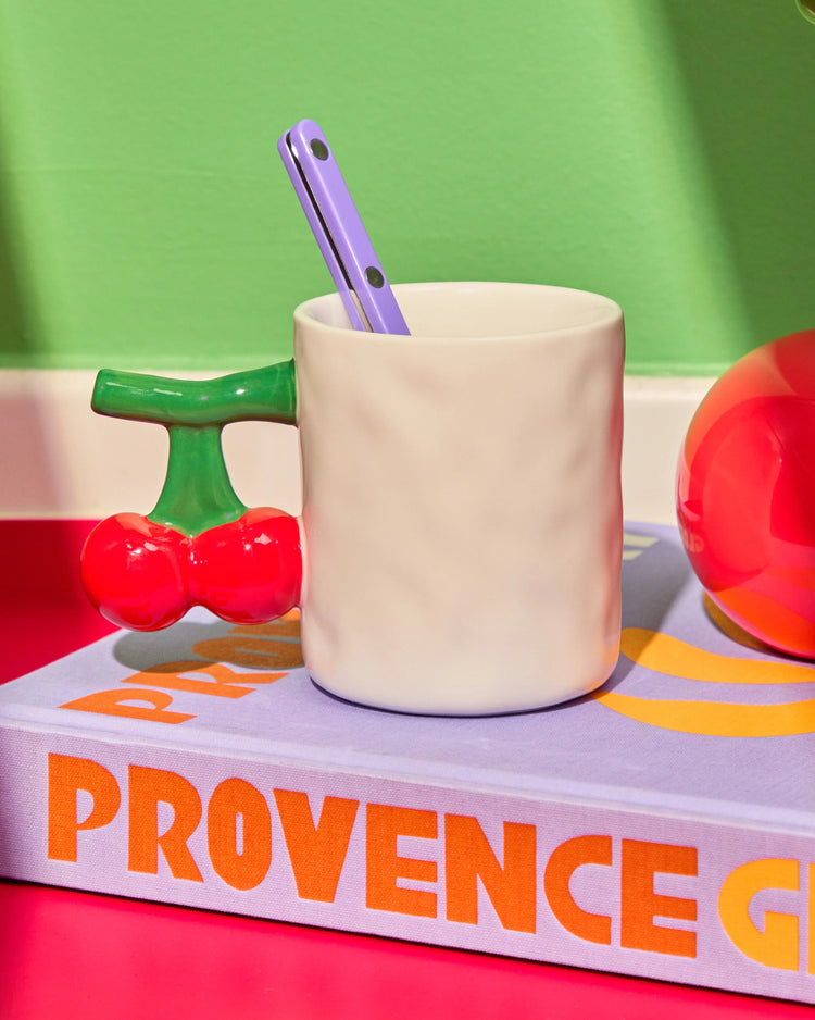 Mug en céramique avec motif cerise sur fond blanc