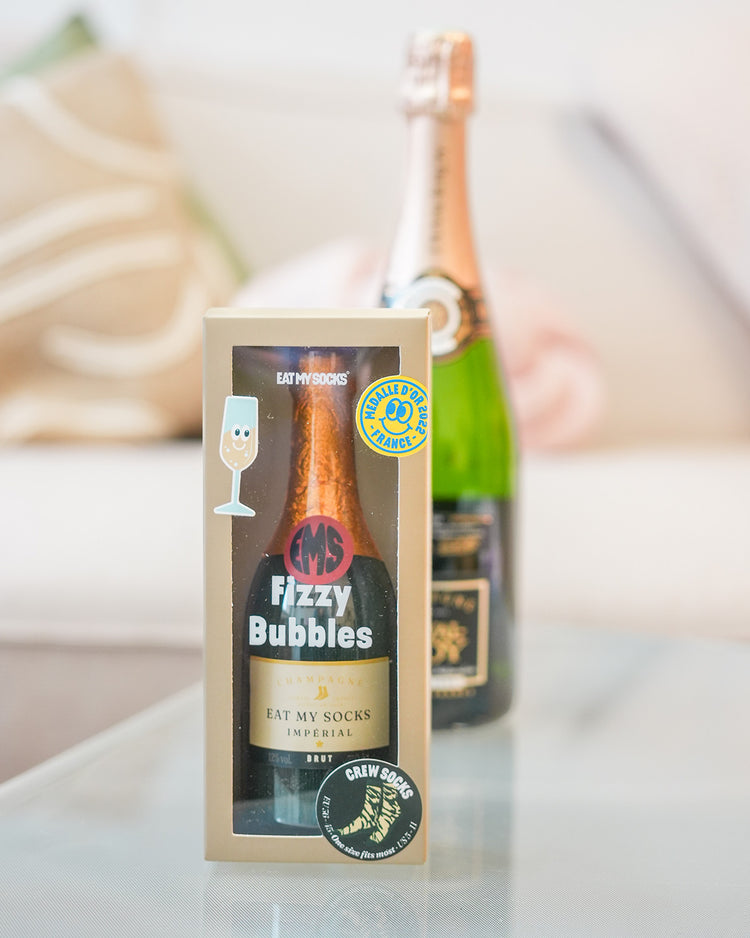 Chaussettes champagne avec motif vert et beige, vue de près.