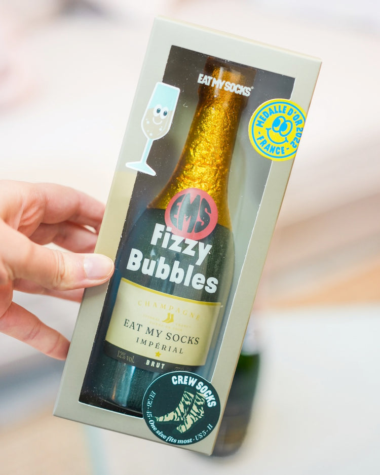 Chaussettes champagne avec motif vert et beige, vue de près.