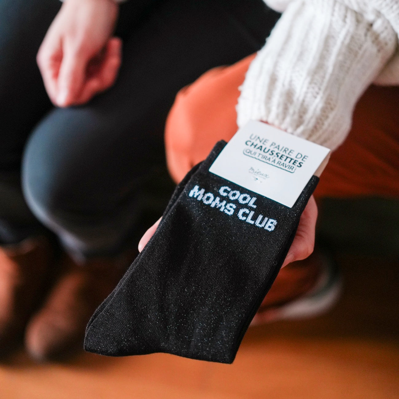 Chaussettes noires avec motif 'Cool Dads Club' en gros plan.