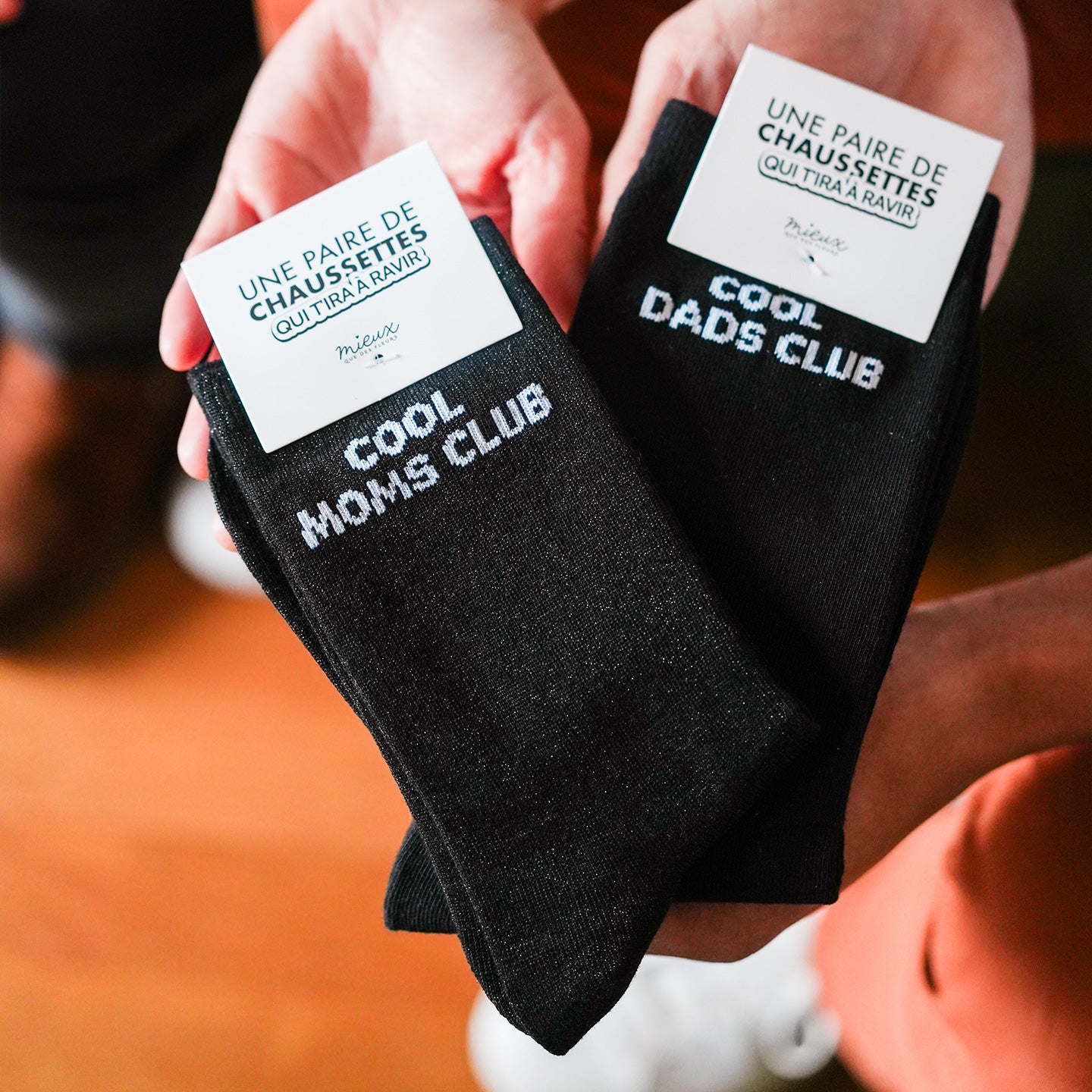 Chaussettes noires avec motif 'Cool Dads Club' en gros plan