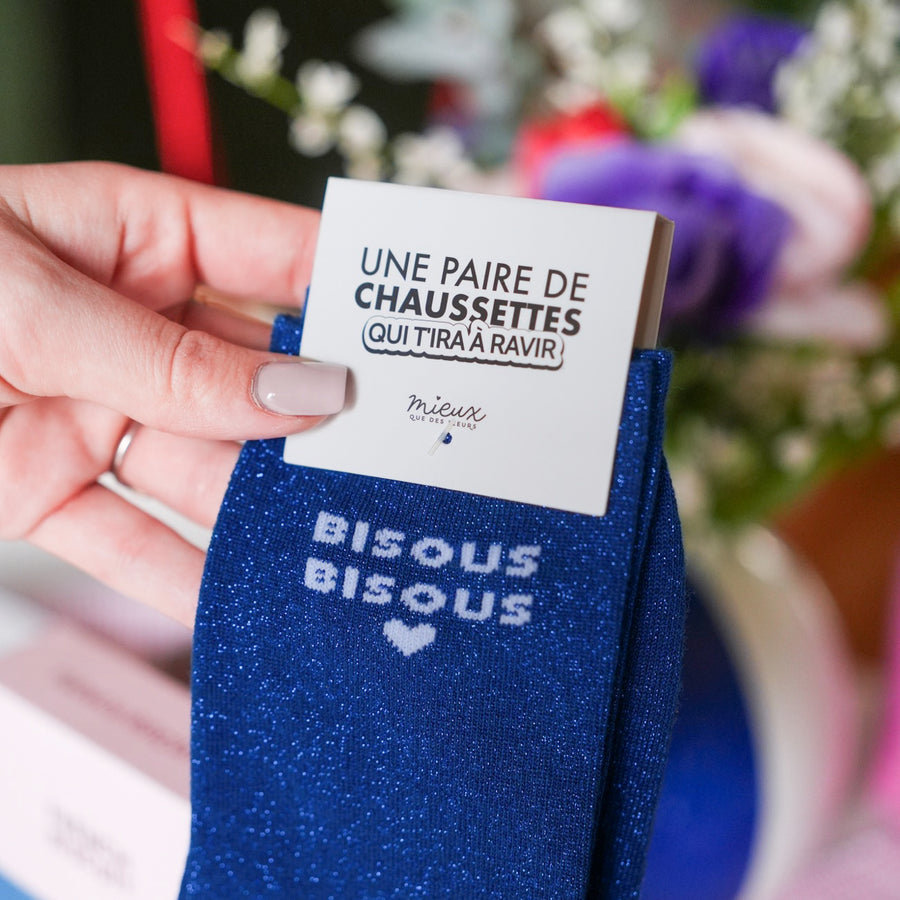 Chaussettes pailletées avec motif 'Bisous' en gros plan.