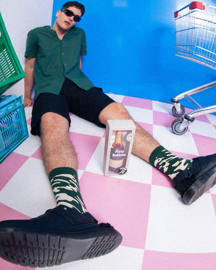 Chaussettes champagne avec motif vert et beige, vue de près.