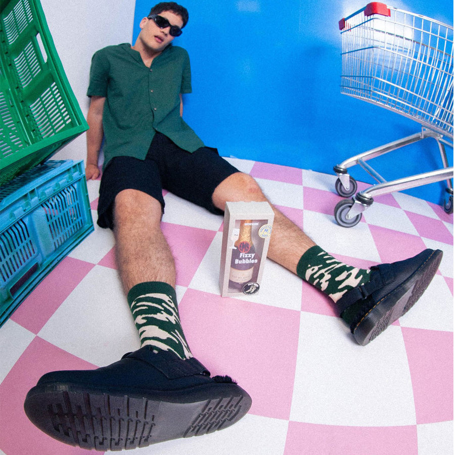 Chaussettes champagne avec motif vert et beige, vue de près.