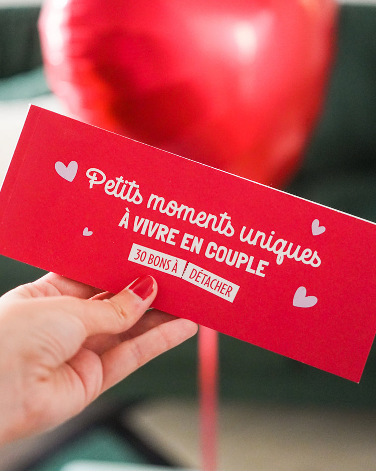 Chéquier des amoureux avec motifs colorés et design romantique.