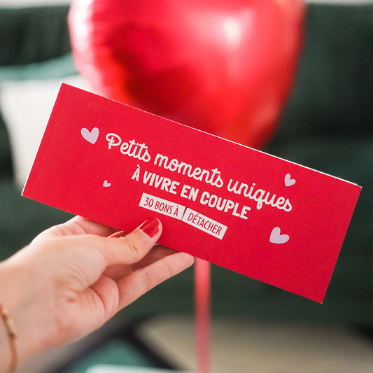 Chéquier des amoureux avec motifs colorés et design romantique.