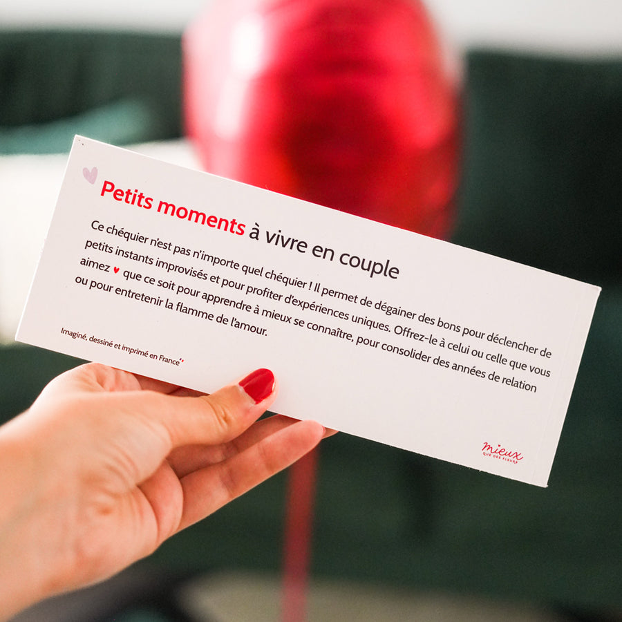 Chéquier des amoureux avec motifs colorés et design romantique.