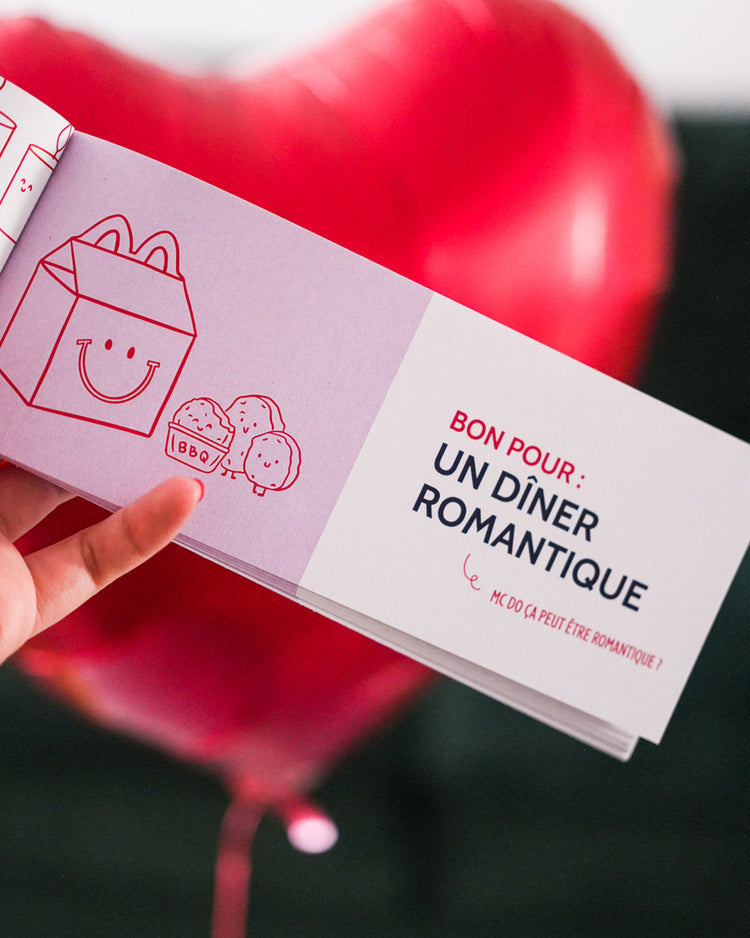 Chéquier des amoureux avec motifs colorés et design romantique.