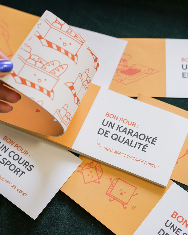 Chéquier des copines avec illustrations colorées et motifs ludiques.