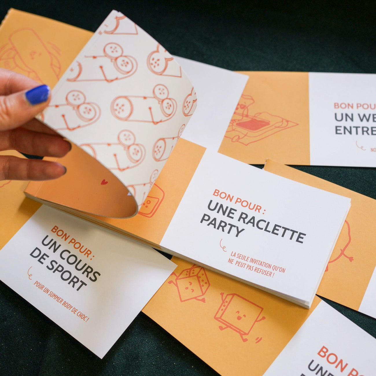 Chéquier des copines avec motifs colorés et design ludique.