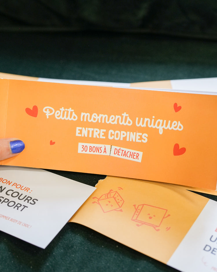 Chéquier des copines avec illustrations colorées et motifs ludiques.